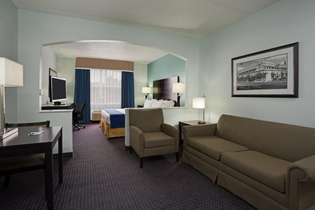 Holiday Inn Express & Suites Plant City By Ihg Exterior photo